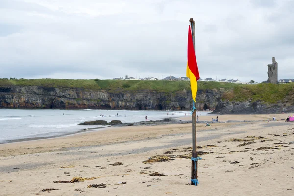 Bandeira de aviso vermelha e amarela na praia Imagens Royalty-Free