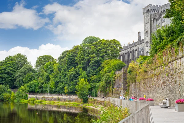 Passeggiata lungo il fiume vicino al castello di Kilkenny — Foto Stock