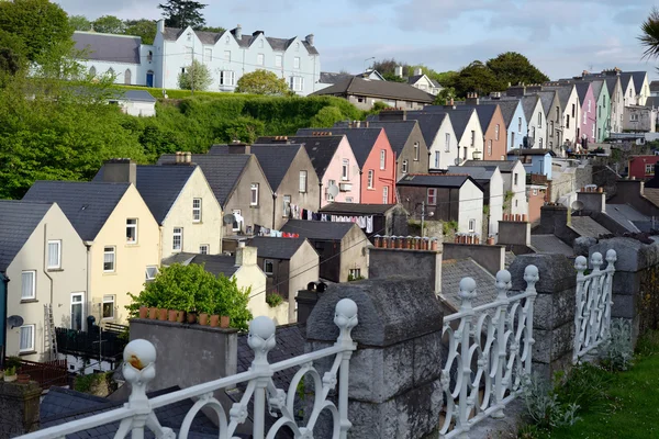 Vista de las casas de la ciudad de Cobh en el corcho del condado — Foto de Stock