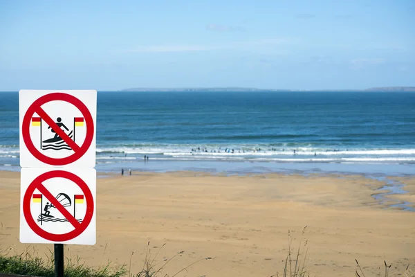 Предупреждающие знаки для серферов в ballybunion — стоковое фото