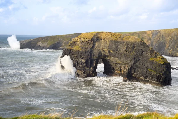 Sepia rocas vírgenes con olas de tormenta gigantes —  Fotos de Stock