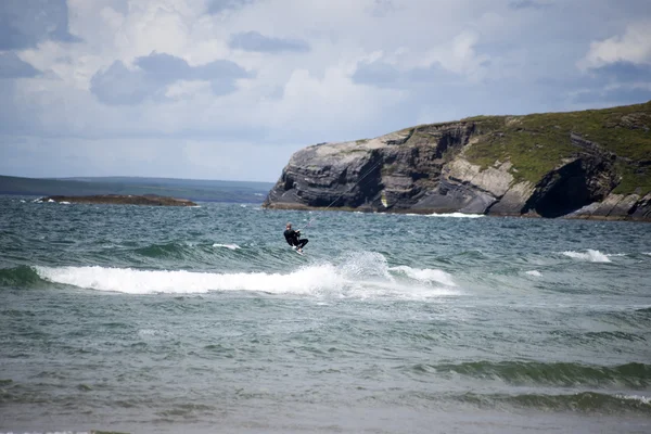 Único kite surfista surfando as ondas — Fotografia de Stock