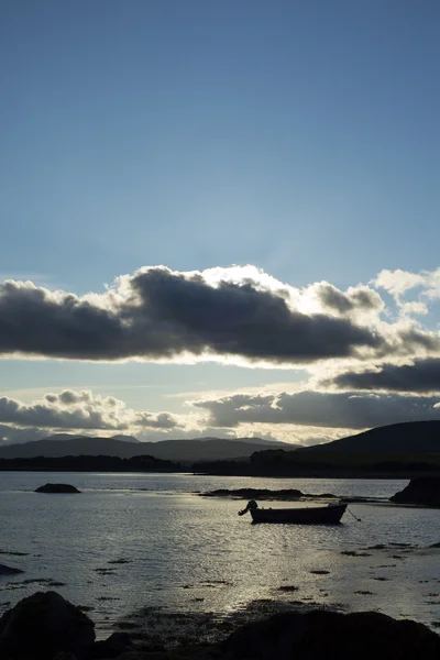 Boot in een rustige baai bij zonsondergang — Stockfoto