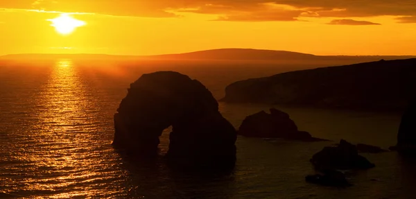 Pôr do sol panorâmico sobre a rocha virgem — Fotografia de Stock