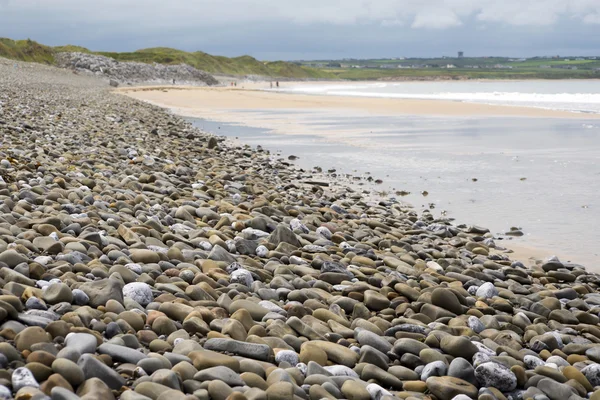 Plage de ballybunion de galets à côté des liens — Photo