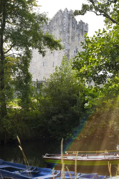 Roeiboten afgemeerd naast ross castle — Stockfoto