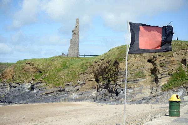 Bandera que ondea junto a escuela de surf —  Fotos de Stock