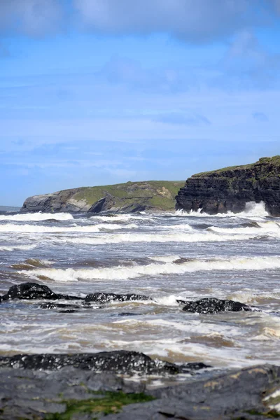 Dalgalar ve kayalıklarla yaban Atlantik yolda — Stok fotoğraf