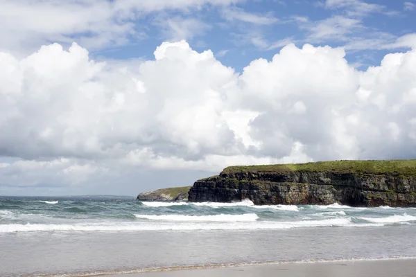 Wellen rollen in die Klippen und an den Strand — Stockfoto