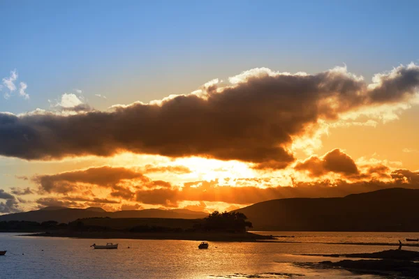 Camino atlántico salvaje Irlanda con una puesta de sol roja — Foto de Stock