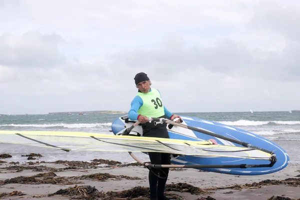 Windsurfer preparándose para surfear — Foto de Stock