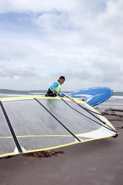 Windsurfer bereiten sich auf den Start vor — Stockfoto