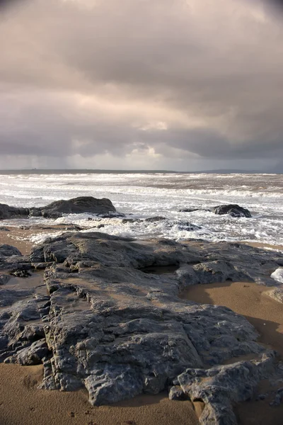 Rocce nere sulla spiaggia di Ballybunion — Foto Stock