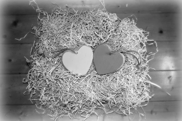 Corazones de amor de madera gris en blanco juntos — Foto de Stock