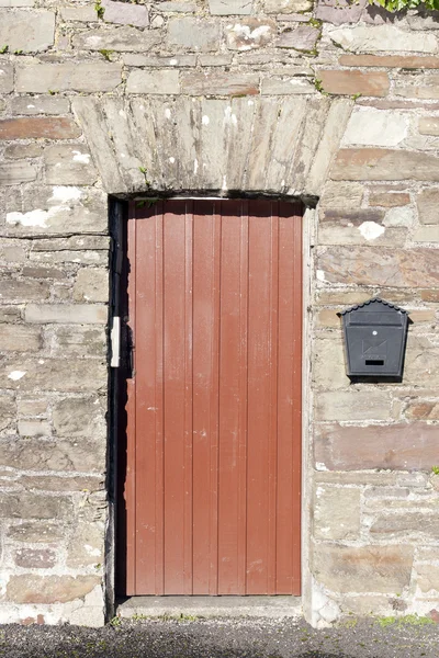 Porta di legno marrone e una cassetta postale — Foto Stock