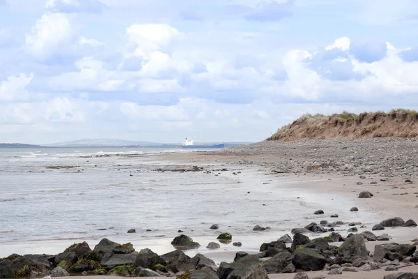 岩石 beal 海滩的散货船 — 图库照片