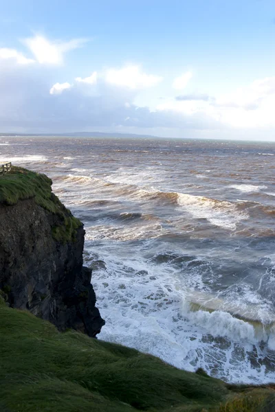 Cliff edge a bouře vlny — Stock fotografie