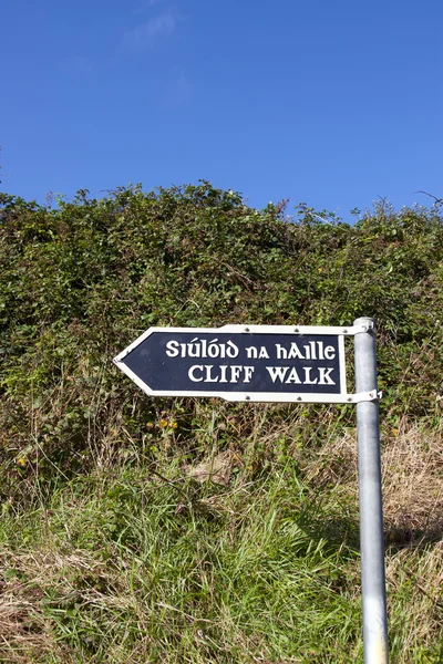 Cliff walk znak obok skały — Zdjęcie stockowe