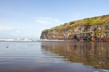 ballybunion yansıması olan kayalıklarla