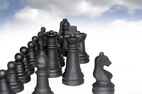 Pièces d'échecs isolées contre les nuages — Photo