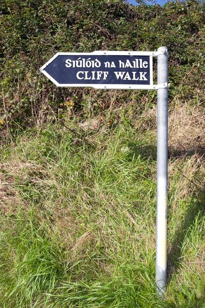 Znak metrów klif w ballybunion — Zdjęcie stockowe