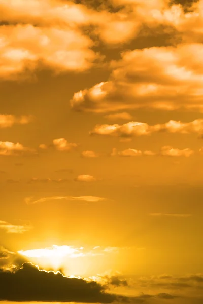 多云橘黄色的夕阳的天空以野生大西洋方式 — 图库照片