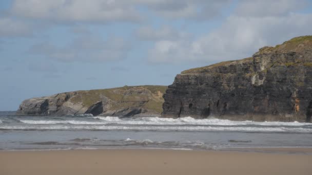 Ballybunion beach cliffs and waves — Stock Video