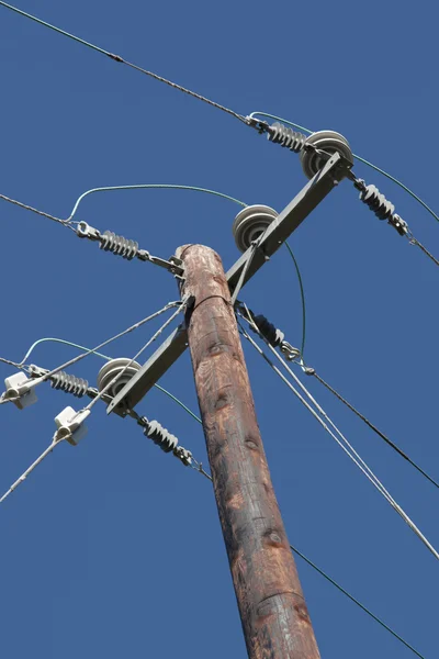 Pólo de eletricidade e céu azul — Fotografia de Stock