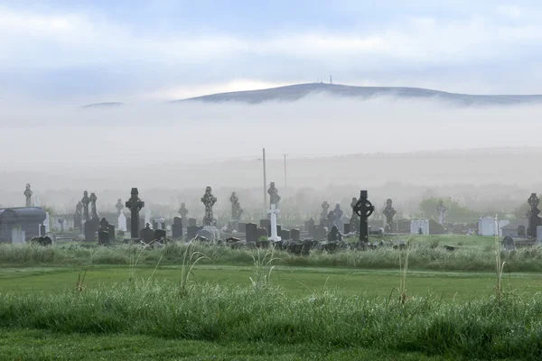 Туман катится к кладбищу — стоковое фото