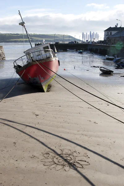 Vissersboten vastgebonden in Youghal bay — Stockfoto