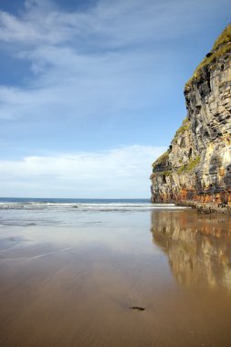 Ballybunion yüksek kayalıklarla yaban Atlantik yolda