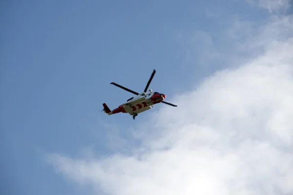 Hubschrauber der irischen Küstenwache bei blauem Himmel — Stockfoto