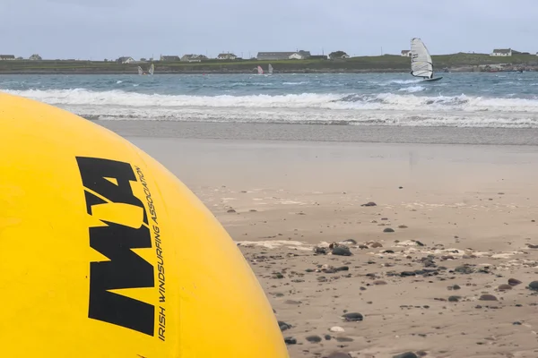Windsurfing irlandzkiego stowarzyszenia żółty boja — Zdjęcie stockowe