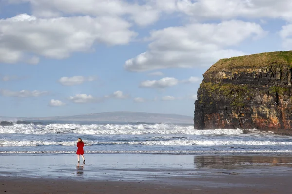 海滩上的高跟鞋的红衣女子 — 图库照片