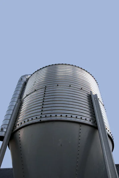 大型ステンレス穀物貯蔵用サイロ — ストック写真