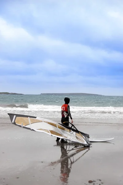 Lone Atlantic way windsurfer preparándose para surfear —  Fotos de Stock