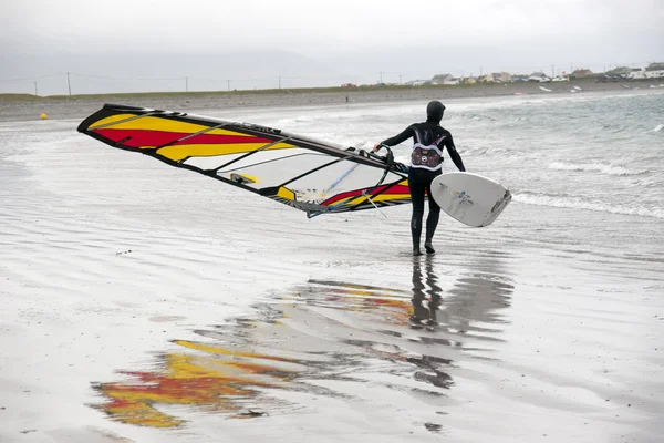 Magányos atlanti windsurfer felkészülnek arra, hogy a surf — Stock Fotó