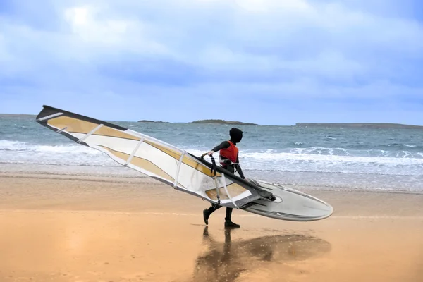 Lone wild Atlantic way windsurfer getting ready to surf — Stock Photo, Image