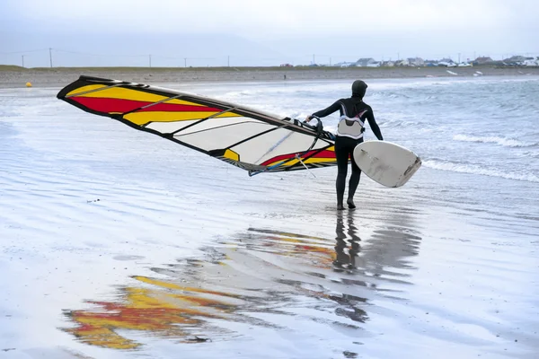 Yalnız windsurfer sörf hazırlanıyor