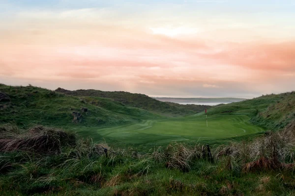 Пышные зеленые Ballybunion ссылки поле для гольфа — стоковое фото