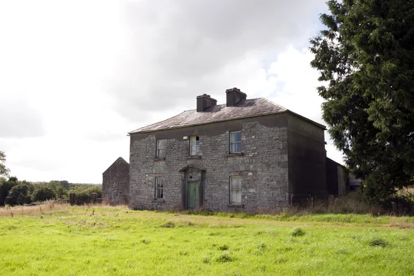 Oude verlaten boerderij in Longford — Stockfoto