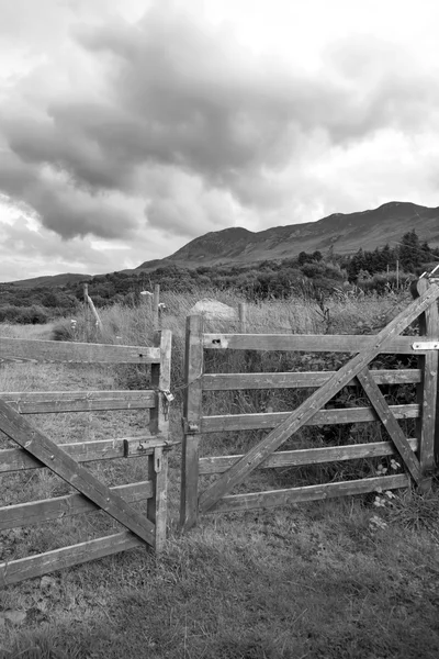 Padlocked gate to mountains — Stock Photo, Image