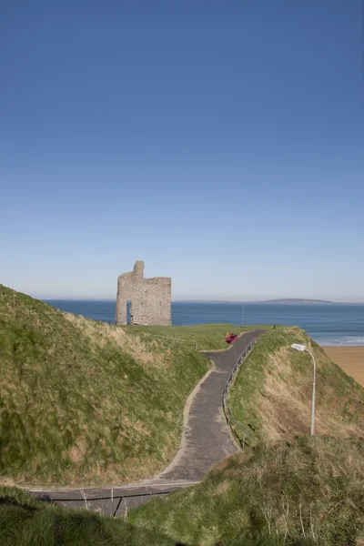 路径和张长椅巴利巴宁城堡和海滩 — 图库照片
