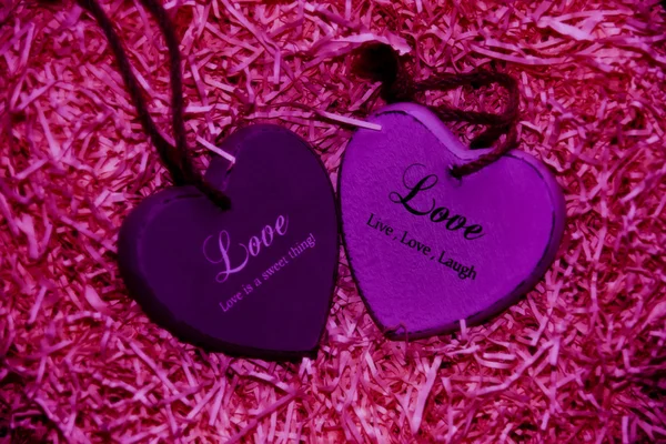 Corações de amor de madeira rosa com inscrições amorosas — Fotografia de Stock