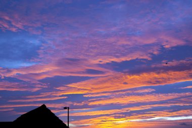 sokak lambası ve çatı ile güzel gün batımı