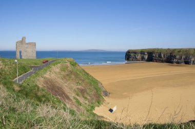 banklar ve Ballybunion kale yolu görünümünü