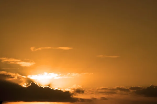 Hermoso cielo anaranjado nublado al atardecer en el salvaje Atlántico —  Fotos de Stock