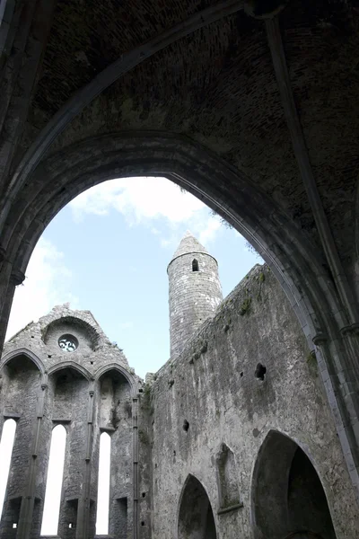 Rock of cashel církvi oblouky — Stock fotografie