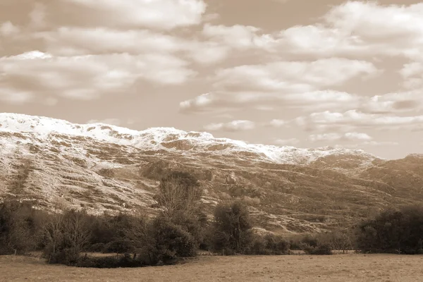 Montagna rocciosa e campi campagna neve scena — Foto Stock