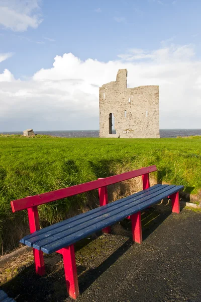 Ławki do plaży Ballybunion i zamek — Zdjęcie stockowe